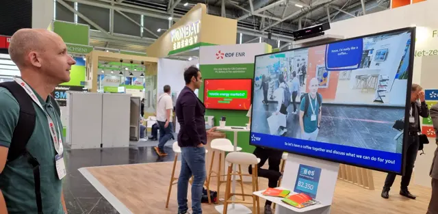 Discuții la standurile producătorilor