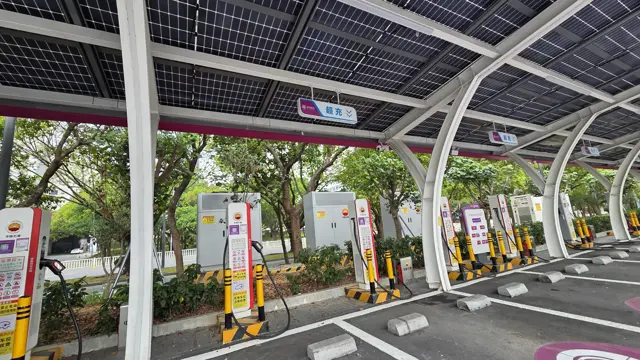 Parcare solară cu stații de încărcare