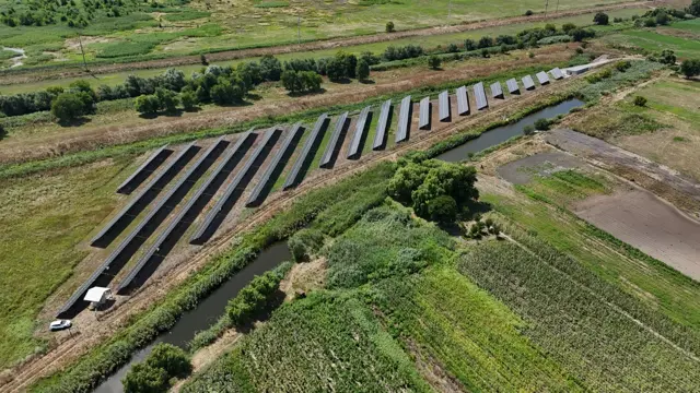 Parcul fotovoltaic — vedere din dronă